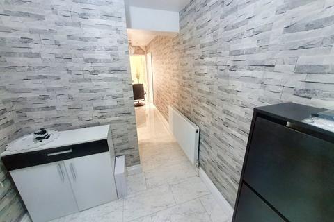 4 bedroom end of terrace house for sale - Beauvais Terrace, Northolt, Middlesex, UB5