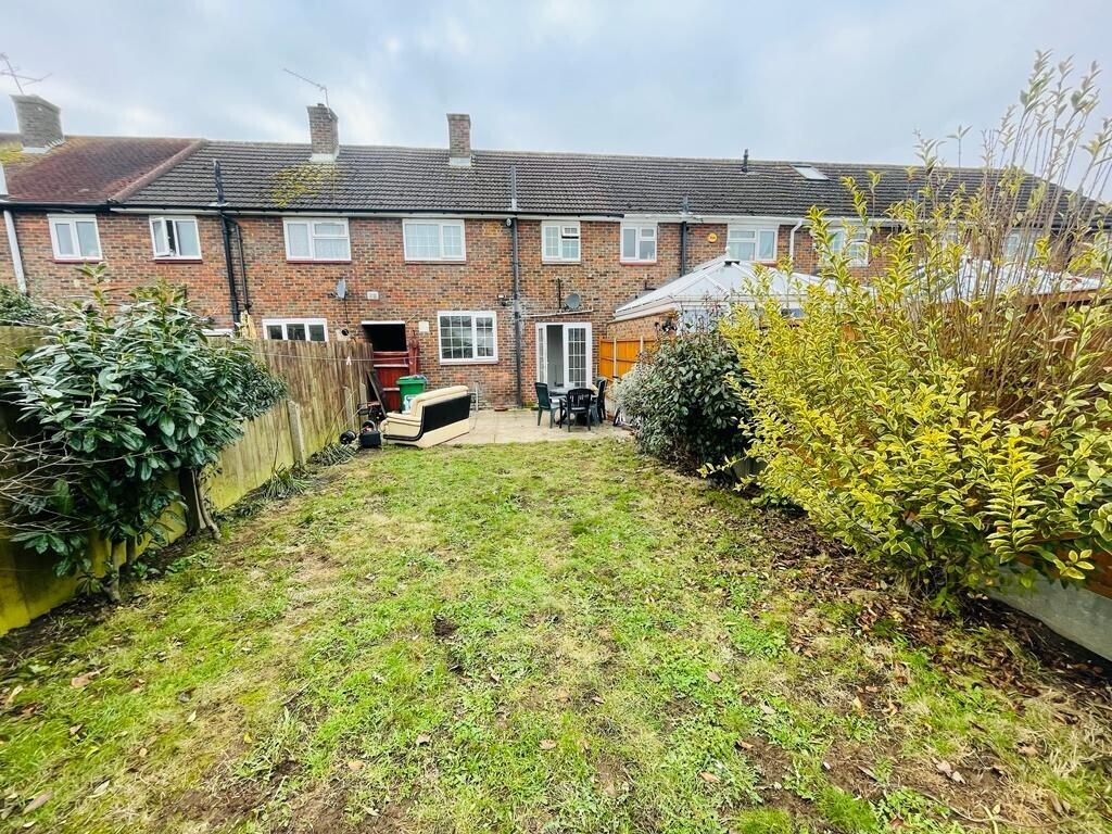 Trelawney Avenue,Langley,SL3 3 bed terraced house £1,850 pcm (£427 pw)