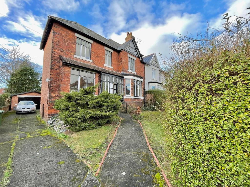 Carrs Crescent, Formby, Liverpool, L37 5 bed semidetached house for