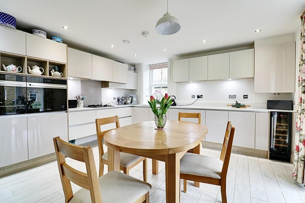 Kitchen (1).jpg