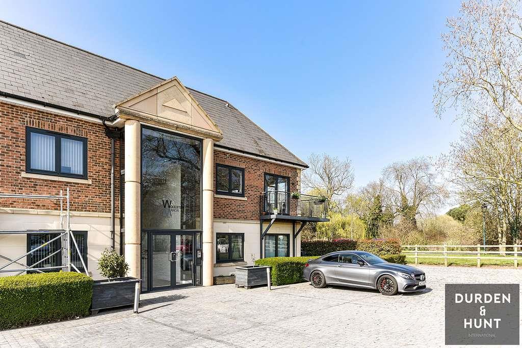 Woolston Manor, Chigwell, IG7 3 bed apartment £2,750 pcm (£635 pw)