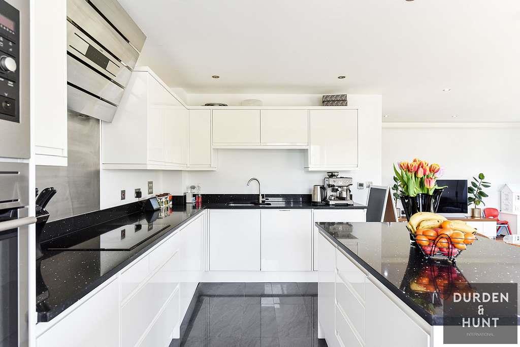 Woolston Manor, Chigwell, IG7 3 bed apartment £2,750 pcm (£635 pw)