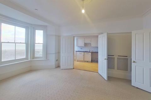 2 bedroom flat to rent - Marine Crescent, Folkestone