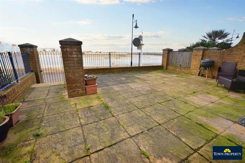 2 bedroom flat for sale - Dominica Court, Eastbourne