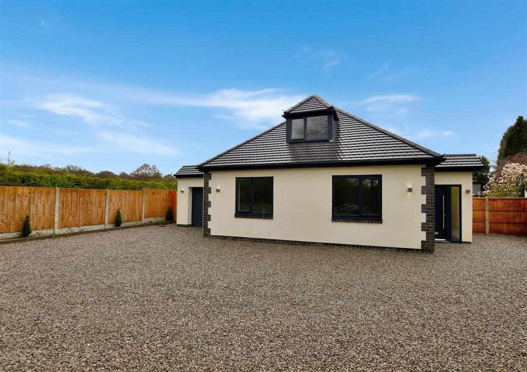 Tamworth Road, Bassetts Pole, Sutton Coldfield 3 bed detached bungalow