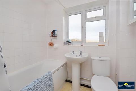 2 bedroom flat for sale - Prideaux Road, Eastbourne