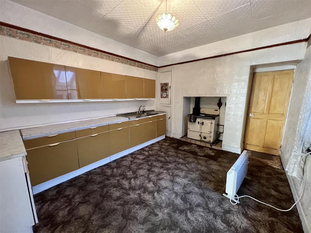 Blaenau Road, Llandybie, Ammanford 4 bed detached house £170,000
