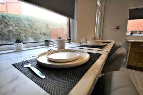 8 bedroom house share to rent - Estcourt Avenue, Headingley, Leeds, West Yorkshire