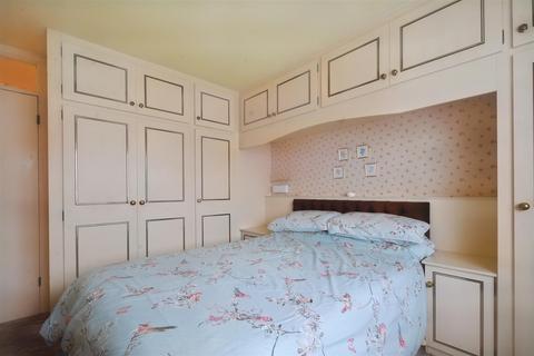 90 Pedmore Valley, Nottingham, NG5 5NX