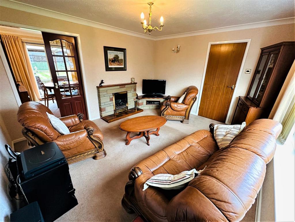 Vicar Lane, Eastrington, Goole 3 bed semidetached house £150,000