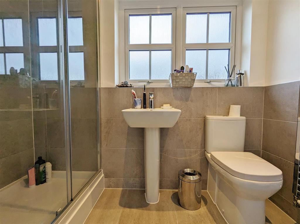 En suite shower room/wc