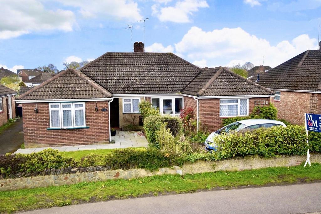 Brooklands Drive, Leighton Buzzard 2 bed semidetached bungalow for