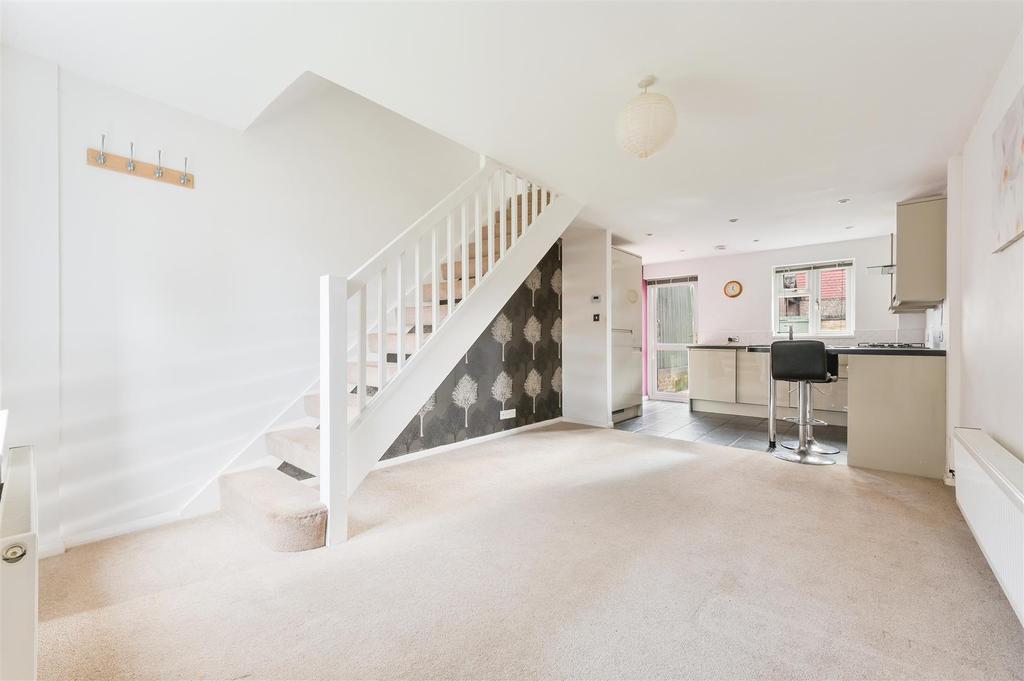 Parthia Close, Tadworth 2 bed house £1,600 pcm (£369 pw)