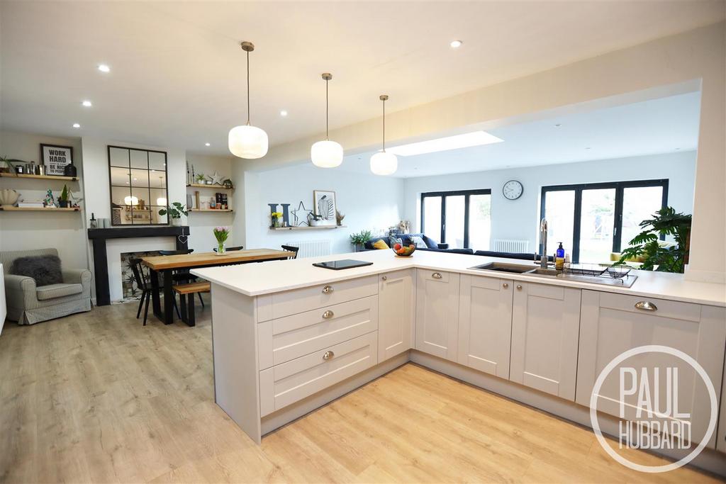 The Avenue, Carlton Colville, Lowestoft 4 bed semidetached house £400,000