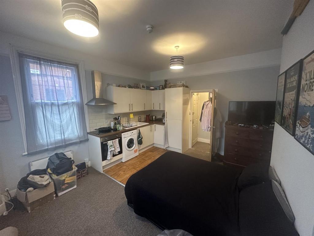 Grove Hill Road, Tunbridge Wells 1 bed flat £700 pcm (£162 pw)