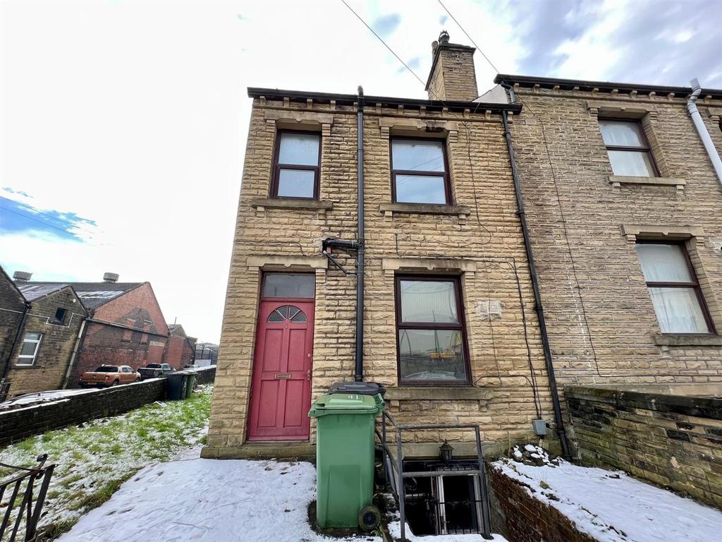Yew Green Road, Huddersfield 2 bed terraced house £50,000