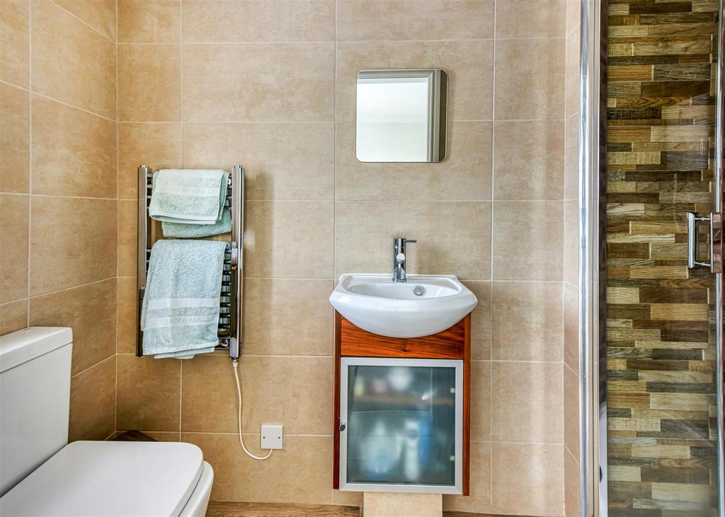 18 Rudge Road-bed1 ensuite.jpg