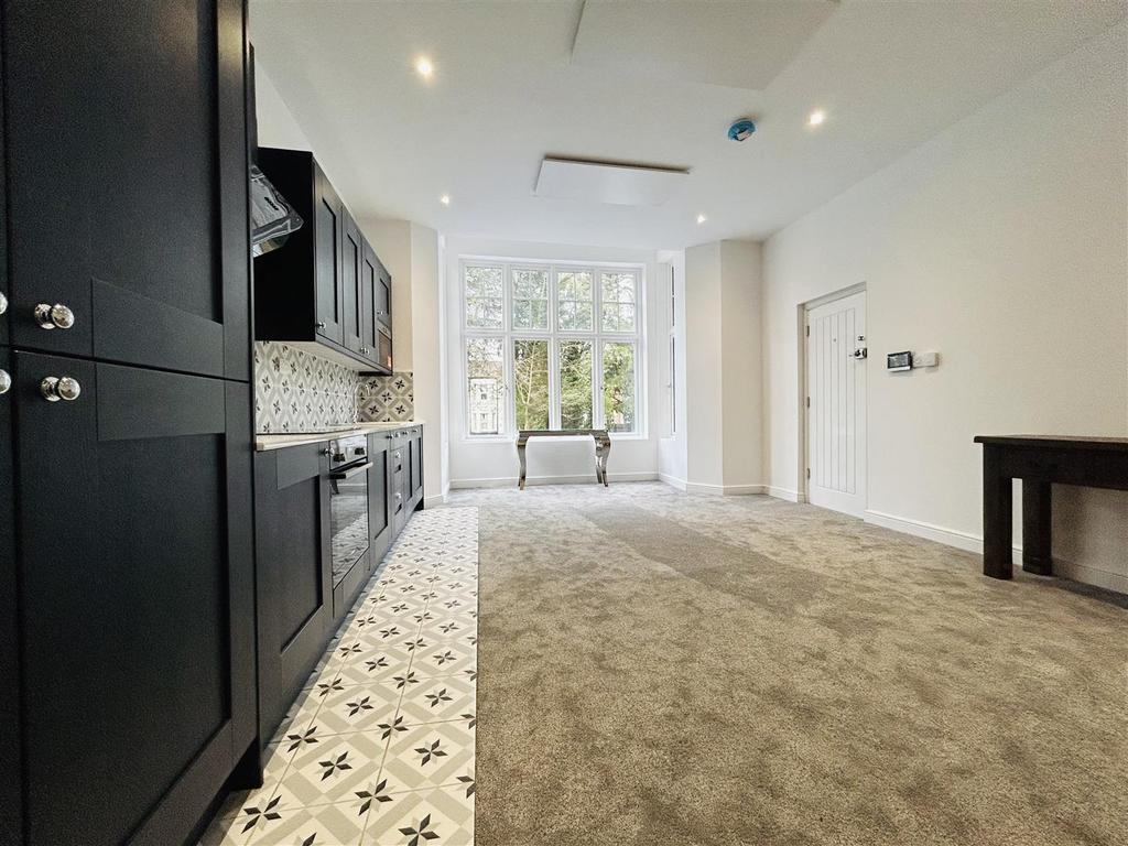 Apartment 2, 267 Tettenhall Road... 1 bed apartment £750 pcm (£173 pw)