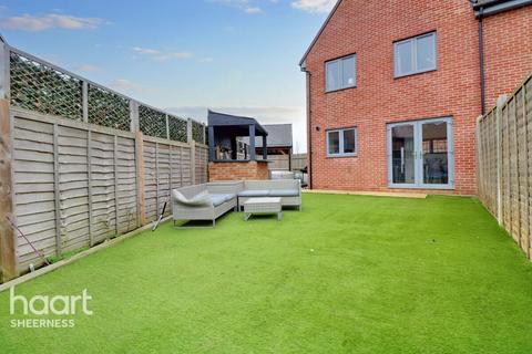 3 bedroom end of terrace house for sale, Faraday Drive, Kent