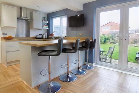 3 bedroom semi-detached house for sale - Windsor Close, Whickham, Newcastle upon Tyne, Tyne and wear, NE16 5SX