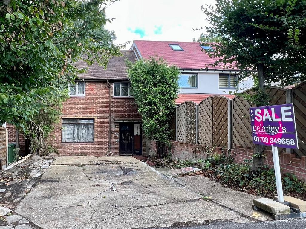 Dagnam Park Drive, Romford 3 bed terraced house £350,000