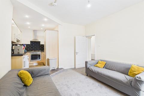 3 bedroom flat to rent, Tavistock Road, Newcastle Upon Tyne