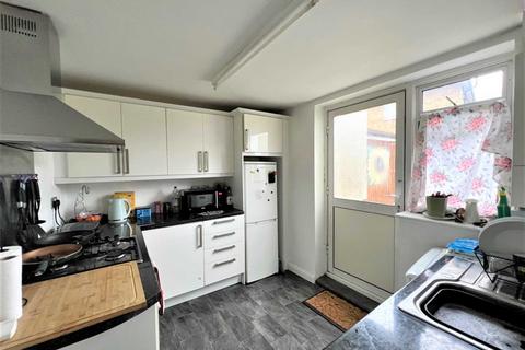 2 bedroom semi-detached house to rent, Two Bedroom House in the heart of Morden