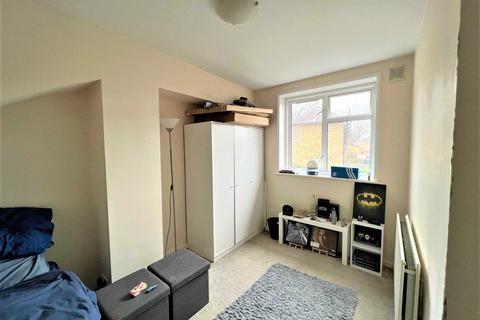 2 bedroom semi-detached house to rent, Two Bedroom House in the heart of Morden