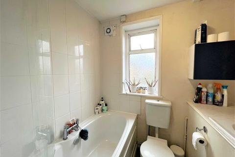 2 bedroom semi-detached house to rent, Two Bedroom House in the heart of Morden