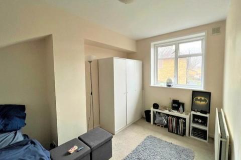 2 bedroom semi-detached house to rent, Two Bedroom House in the heart of Morden