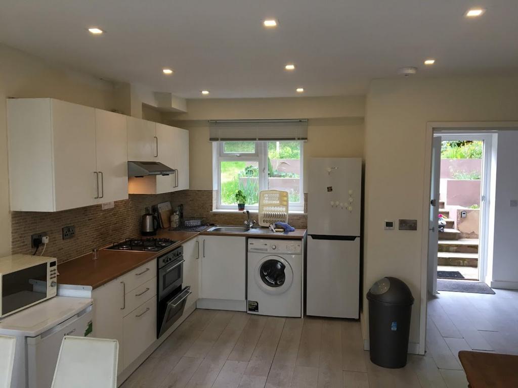 Saunders Hill, Coldean 5 bed property £2,925 pcm (£675 pw)