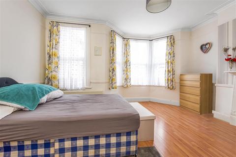 37 Birdhurst Road, London, SW19 2HZ