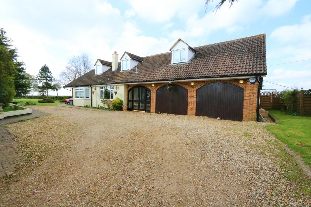 Northampton Road, Stoke Bruerne, Northamptonshire, NN12 6 bed bungalow