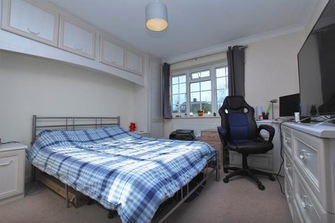 6 bedroom detached house to rent, Bridgehill Close, Guildford, Surrey, GU2