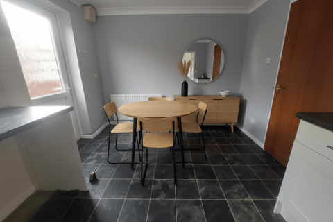 3 bedroom semi-detached house to rent, Oakfield Court, Hull, HU6