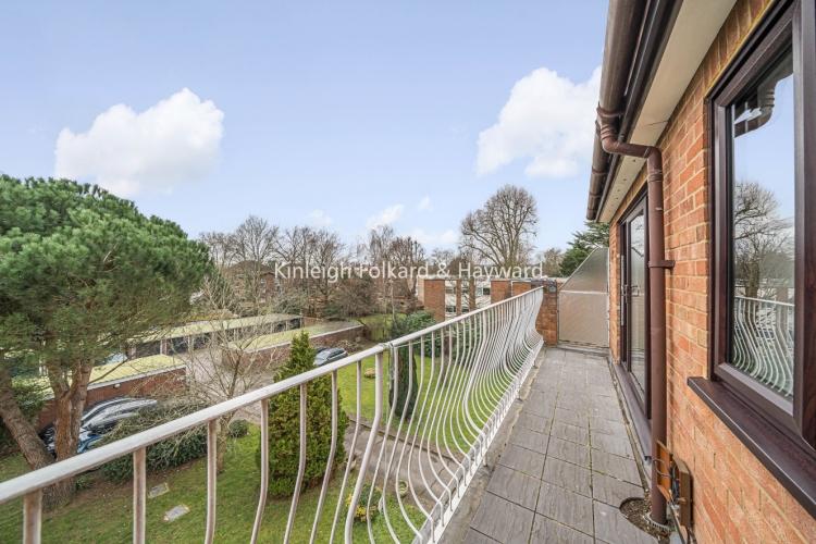 17 Brackley Road Beckenham BR3 1 bed flat £1,350 pcm (£312 pw)