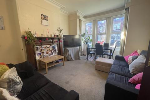 6 bedroom terraced house to rent - Estcourt Terrace,  Leeds, LS6
