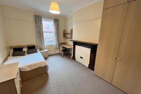 6 bedroom terraced house to rent, Estcourt Terrace,  Leeds, LS6