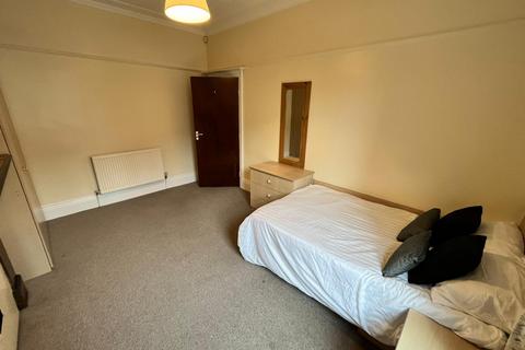 6 bedroom terraced house to rent, Estcourt Terrace,  Leeds, LS6