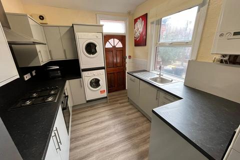 6 bedroom terraced house to rent, Estcourt Terrace,  Leeds, LS6