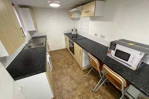 4 bedroom house share to rent, Copinger Close