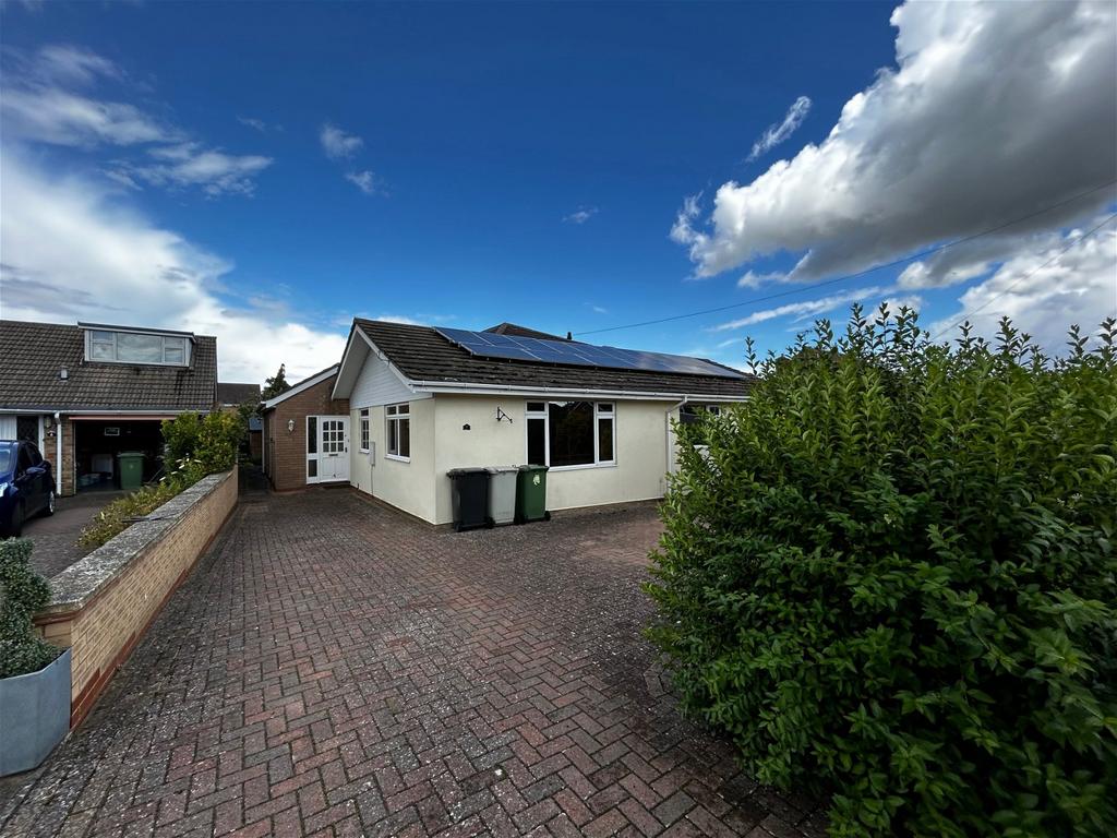 Sandringham Close, Oakham 3 bed detached bungalow £450,000