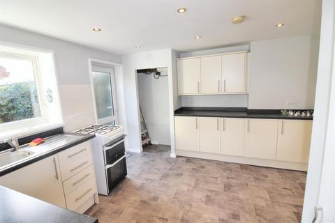 3 bedroom semi-detached house to rent, Longlands Road, Beeston