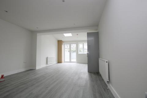 3 bedroom flat to rent, Park Avenue North, Willesden Green