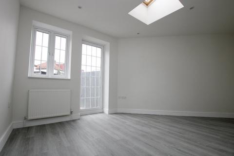 3 bedroom flat to rent, Park Avenue North, Willesden Green