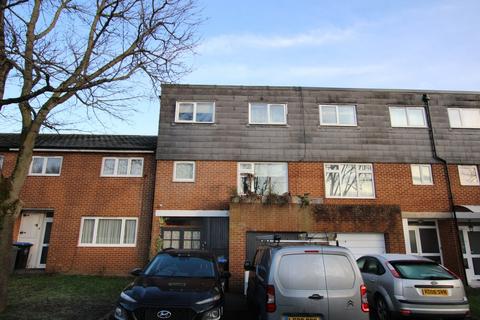 4 bedroom terraced house to rent, Runbury Circle, Neasden