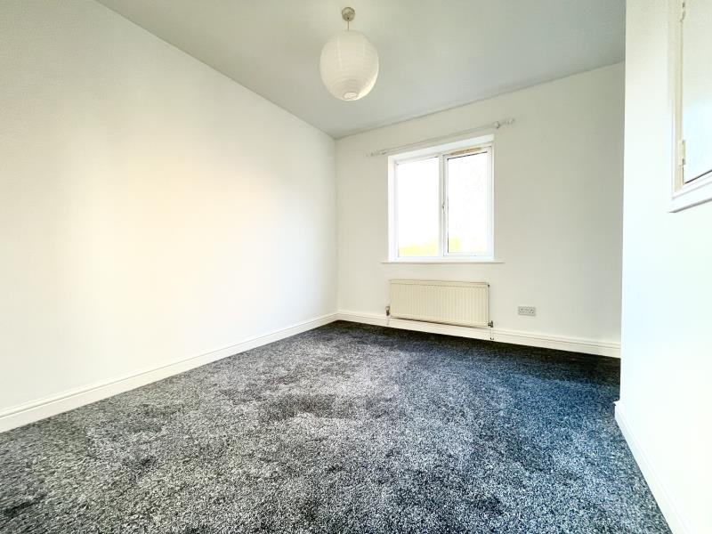 FARNLEY VIEW, DRIGHLINGTON, BRADFORD... 2 bed flat £625 pcm (£144 pw)