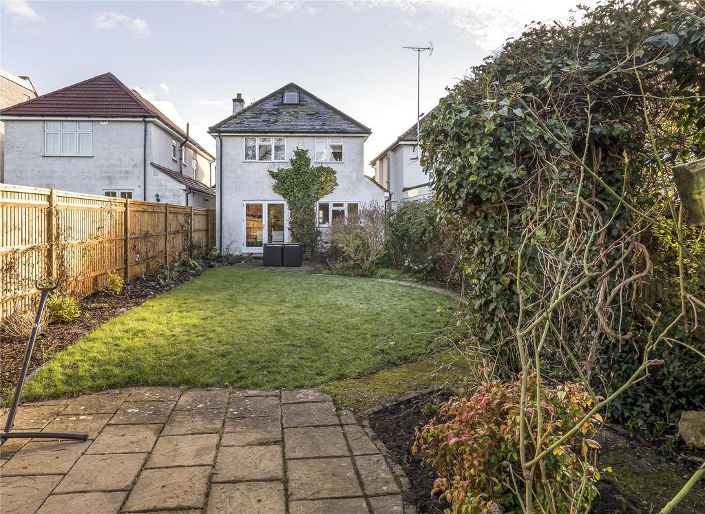 Leigh Road, Cobham, KT11 4 bed detached house £985,000