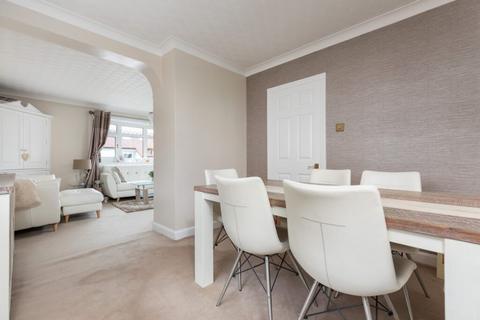 10 Castleton Crescent, Newton Mearns, Glasgow, G77 5JX