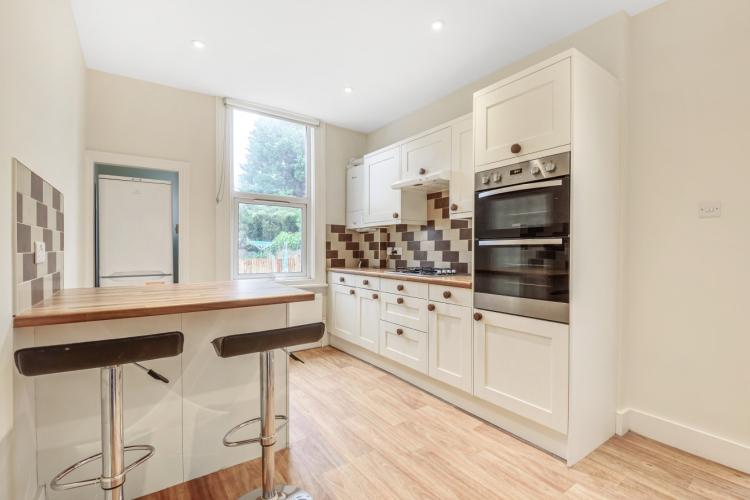 Hawes Road Bromley BR1 1 bed apartment £1,500 pcm (£346 pw)